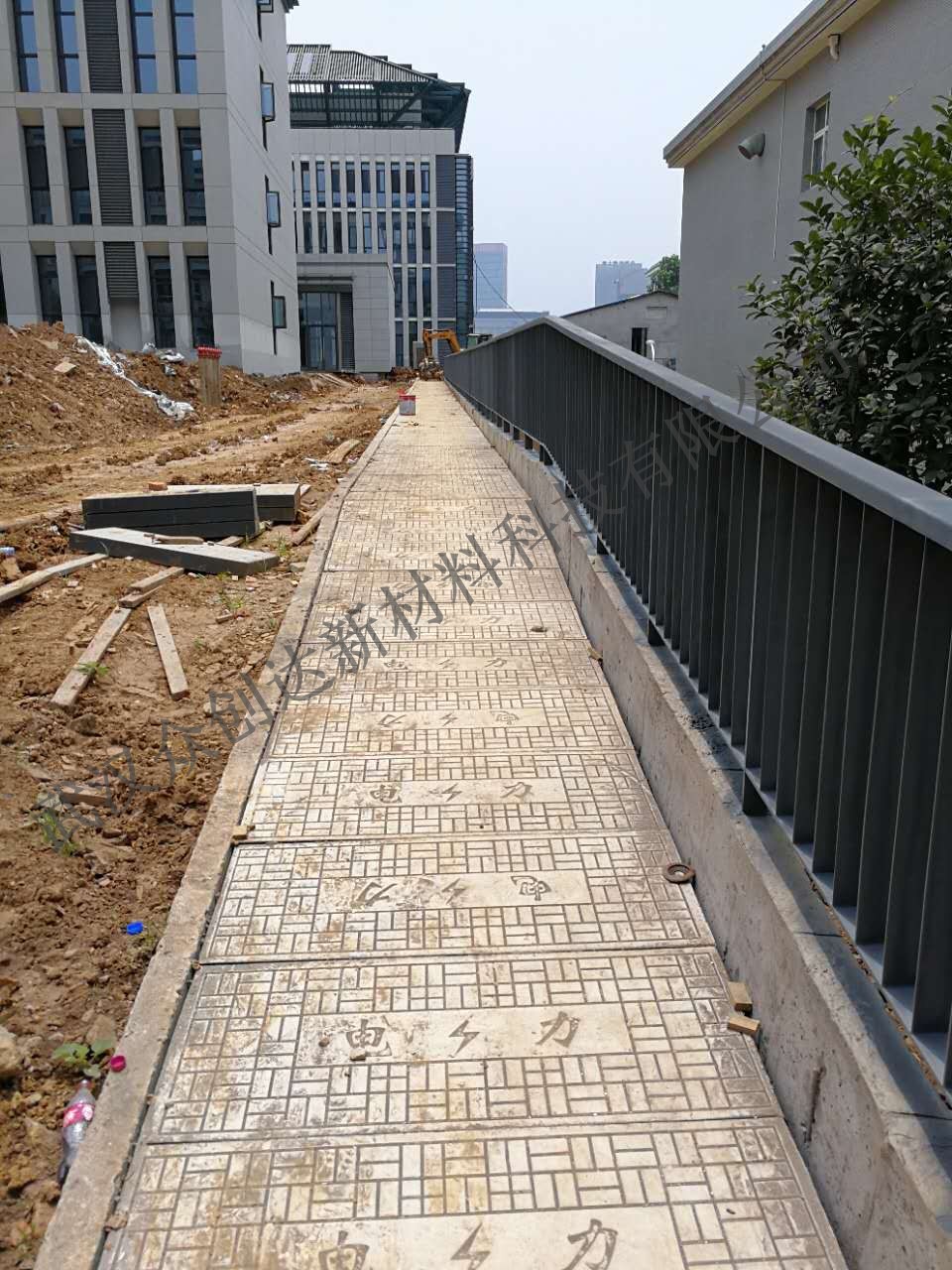 湖南六建武大文科樓項目部電纜溝蓋板鋪設實例圖